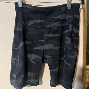 Athleta Ultimate Stash Pocket Camo 7” Biker Shorts
Size S